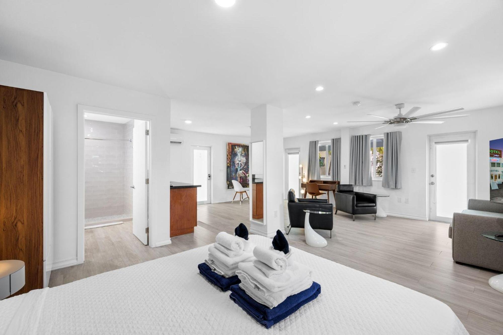 The New Yorker Hotel Miami Room photo