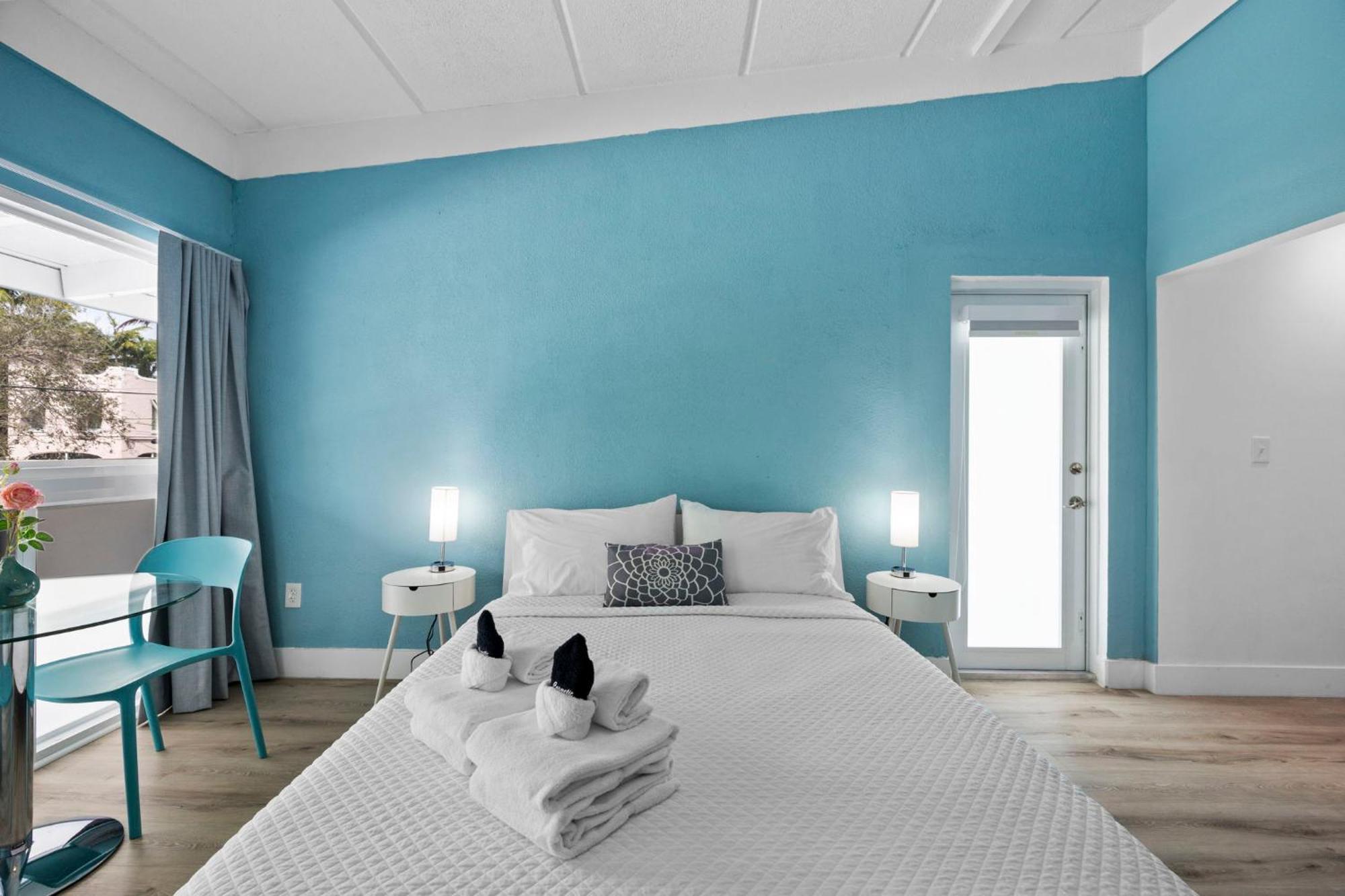 The New Yorker Hotel Miami Room photo